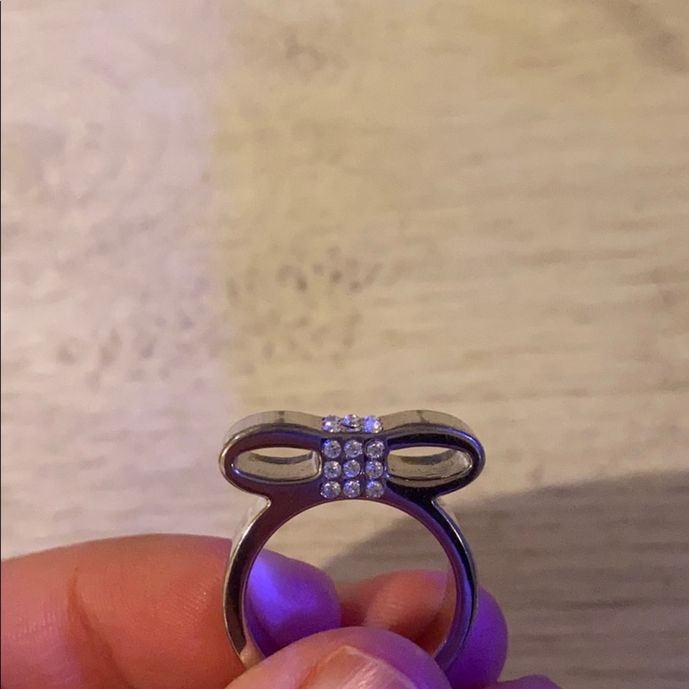 Super cute bow ring!